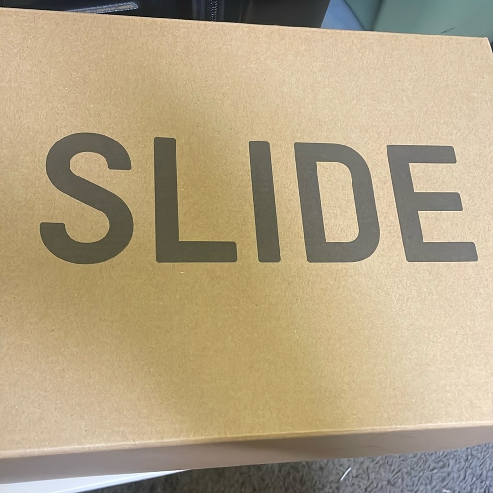YEEZY SLIDES IN SIZE 7